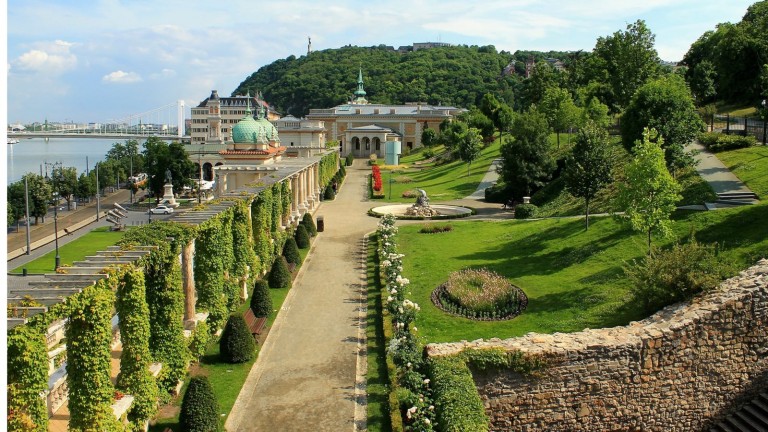 Castle garden bazar Budapest Luna tours